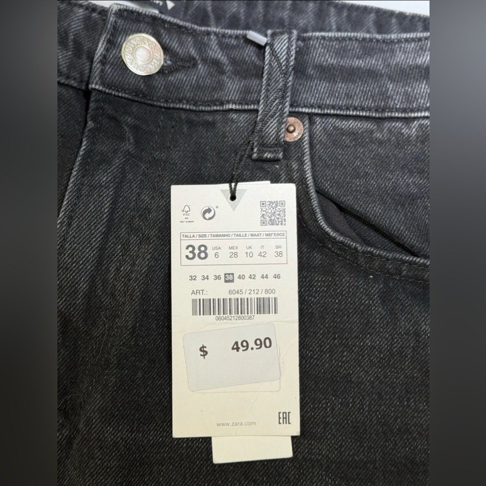 NWT Zara Boot Cut Womens Size 6 Black Jeans
Pants 30x27 $50 - Picture 4 of 8